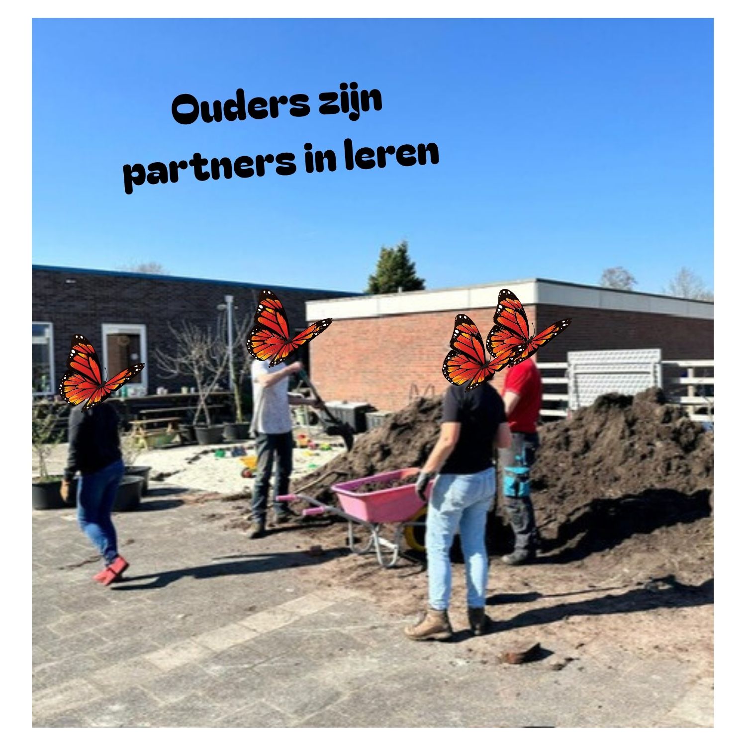 Een ouder helpt leerlingen tijdens een creatieve activiteit op school