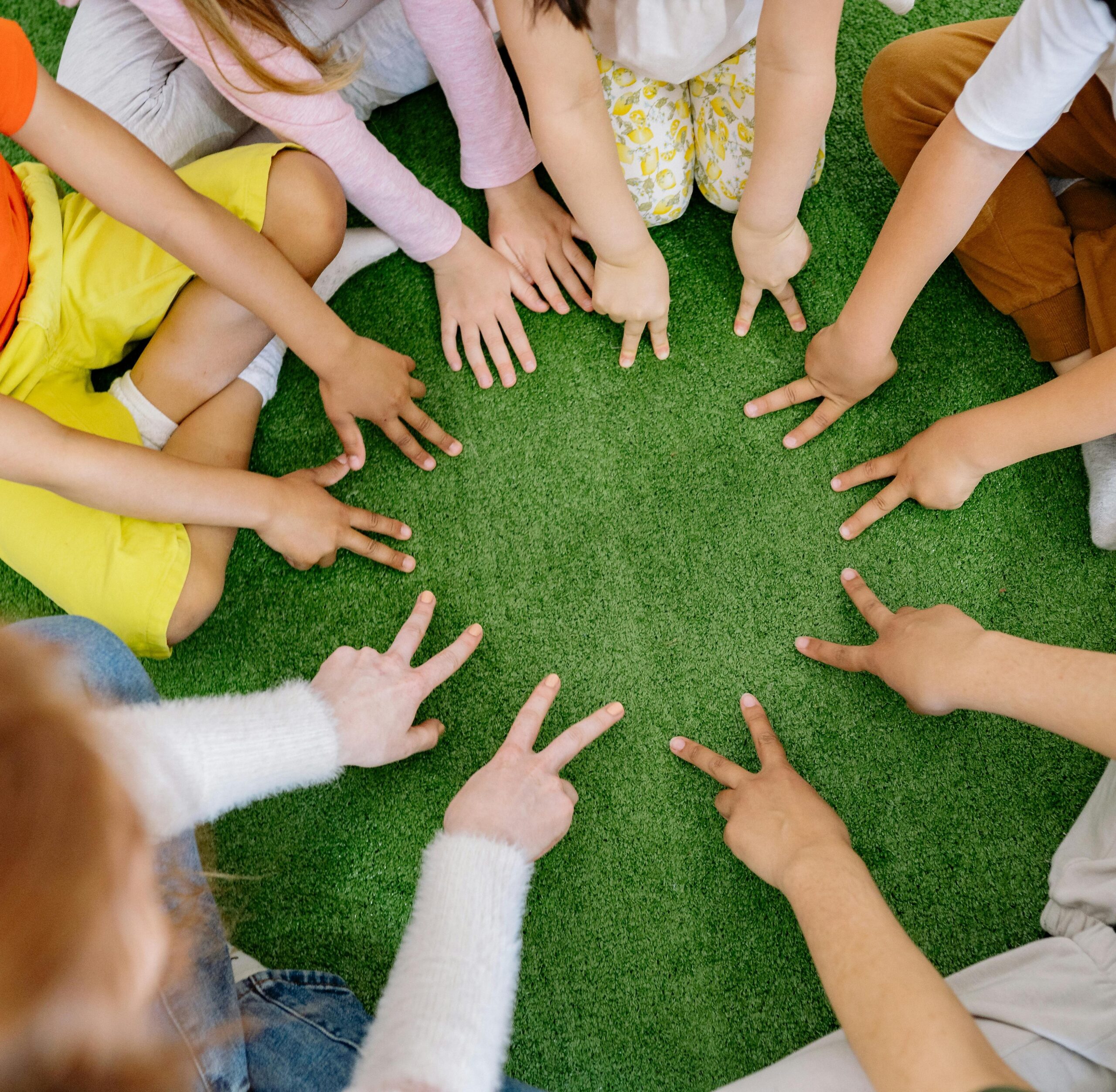 Kinderen op een democratische school die bezig zijn met een opdracht